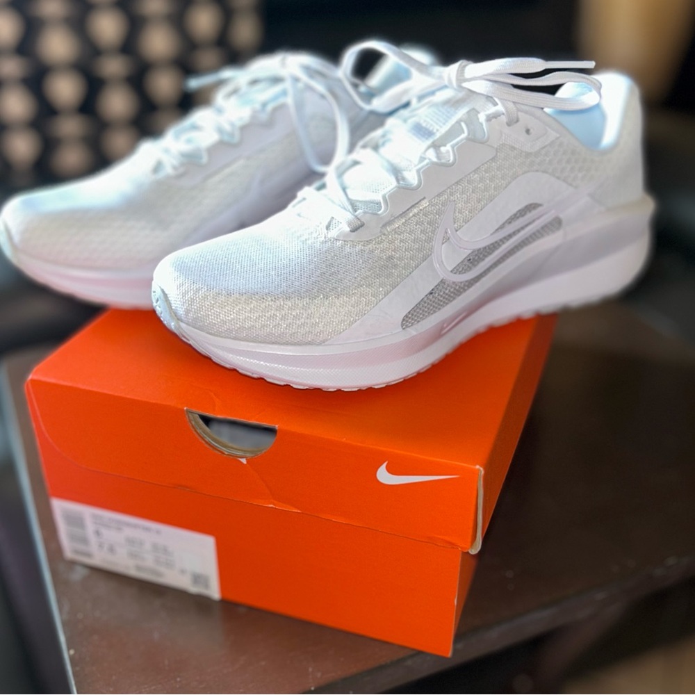 Nike men’s White Running Sneakers size 6